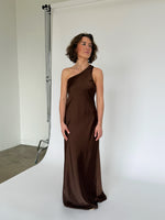 Modelbillede af brun NAT one shoulder kjole. Set forfra. Fra BySofieSønderby