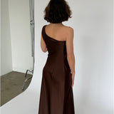 Modelbillede af brun NAT one shoulder kjole. Set bagfra. Fra BySofieSønderby