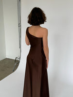 Modelbillede af brun NAT one shoulder kjole. Set bagfra. Fra BySofieSønderby