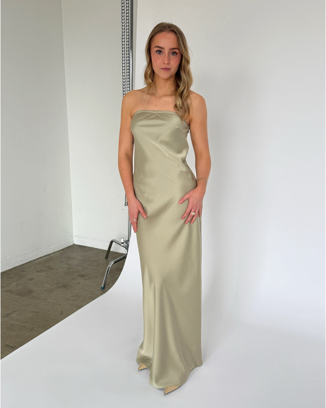 Modelbillede af grøn NAT stropløs/bandeau kjole. Set forfra. Fra BySofieSønderby