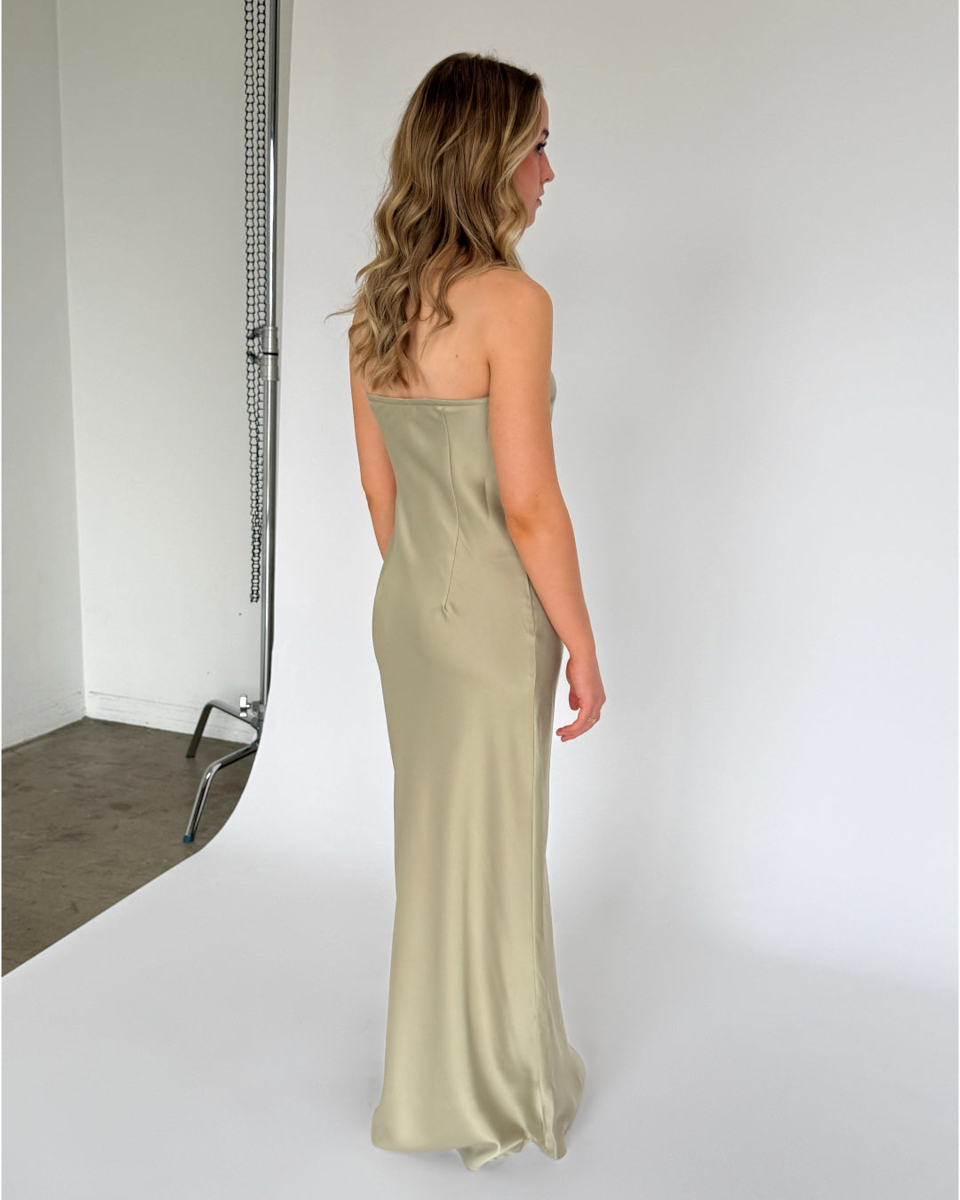 Modelbillede af grøn NAT stropløs/bandeau kjole. Set bagfra. Fra BySofieSønderby