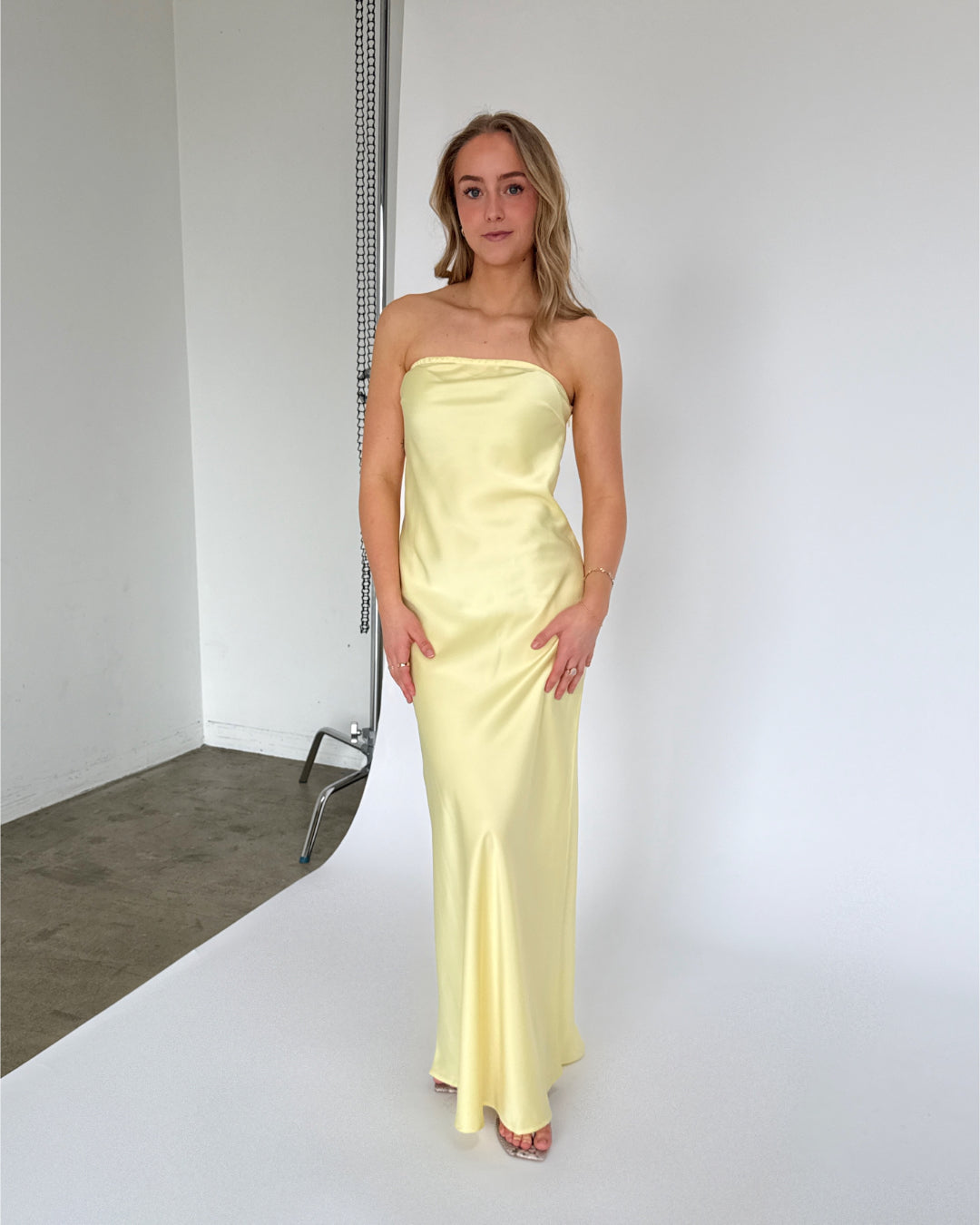 Modelbillede af gul NAT stropløs/bandeau kjole. Set forfra. Fra BySofieSønderby