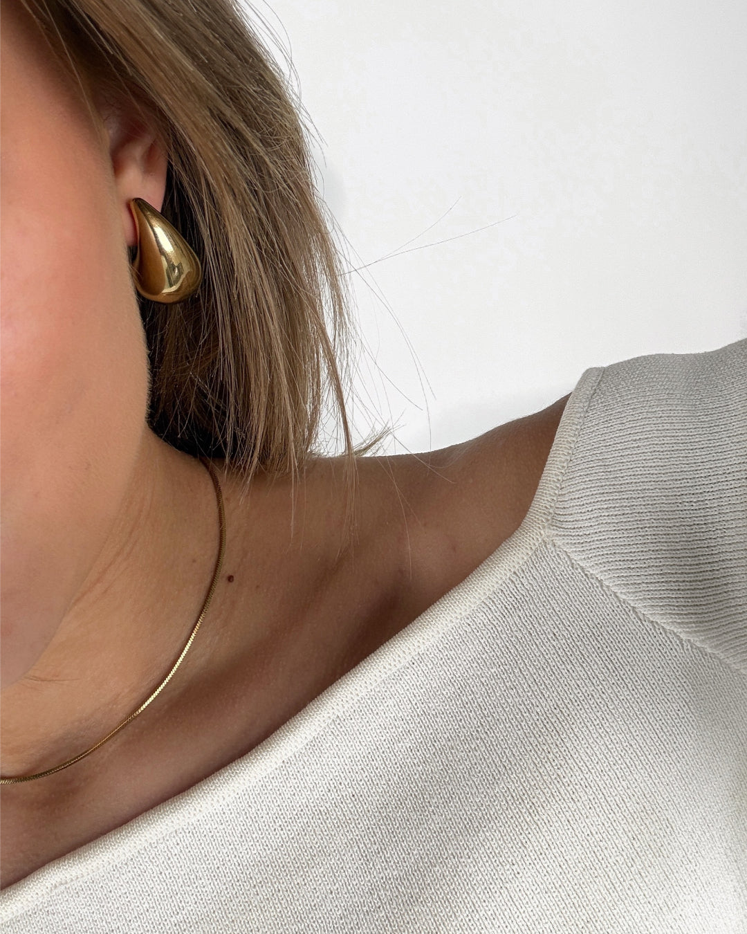 Modelbillede af NICOLE øreringe i guld. Fra BySofieSønderby
