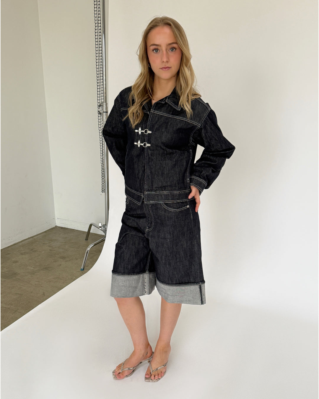 Modelbillede af mørkeblå NOELLE denim jakke. Set forfra. Fra BySofieSønderby
