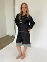 Modelbillede af mørkeblå NOELLE denim jakke. Set forfra. Fra BySofieSønderby