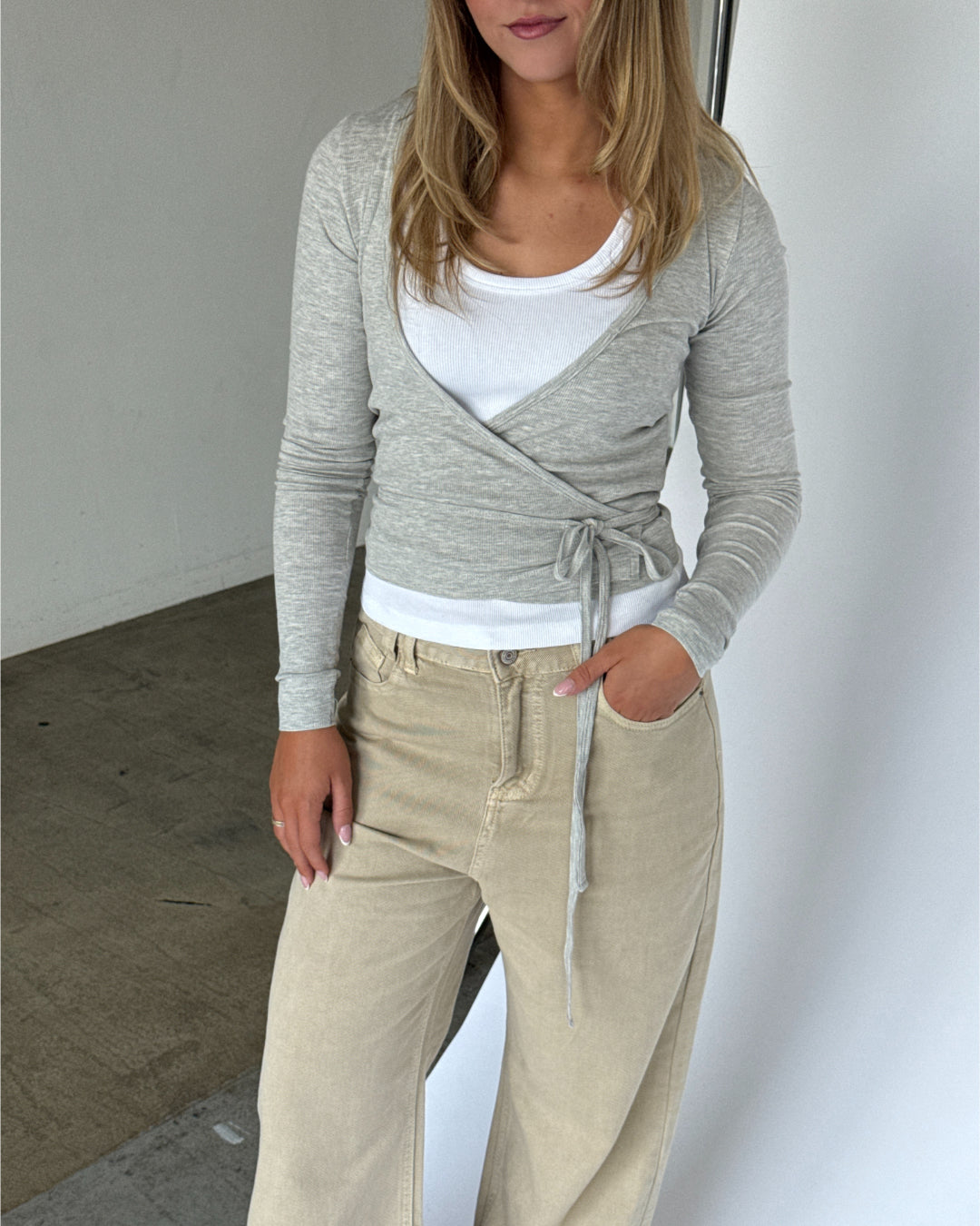 Modelbillede af NOELLE wrap bluse i grå. Fra BySofieSønderby