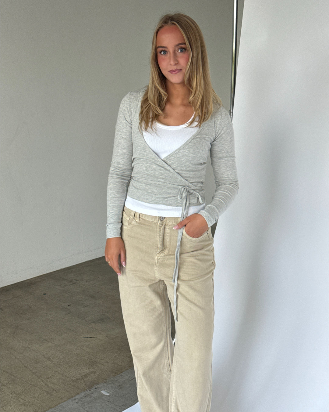 Modelbillede af NOELLE wrap bluse i grå. Fra BySofieSønderby