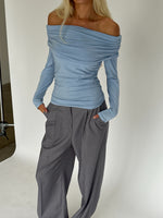 Modelbillede af OLIVE bluse i blå. Fra BySofieSønderby