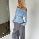 Modelbillede af OLIVE bluse i blå. Fra BySofieSønderby