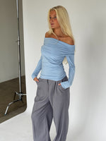 Modelbillede af OLIVE bluse i blå. Fra BySofieSønderby