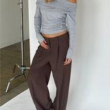 Modelbillede af OLIVE bluse i grå. Fra BySofieSønderby