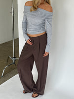 Modelbillede af OLIVE bluse i grå. Fra BySofieSønderby