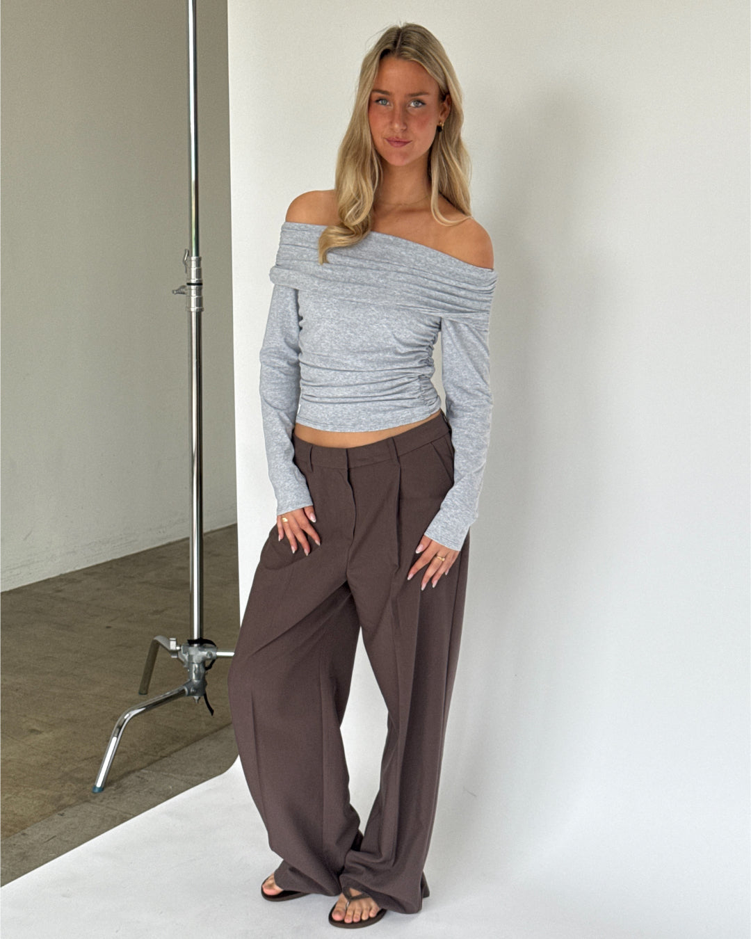 Modelbillede af OLIVE bluse i grå. Fra BySofieSønderby