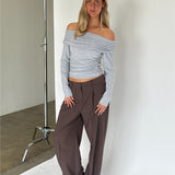 Modelbillede af OLIVE bluse i grå. Fra BySofieSønderby