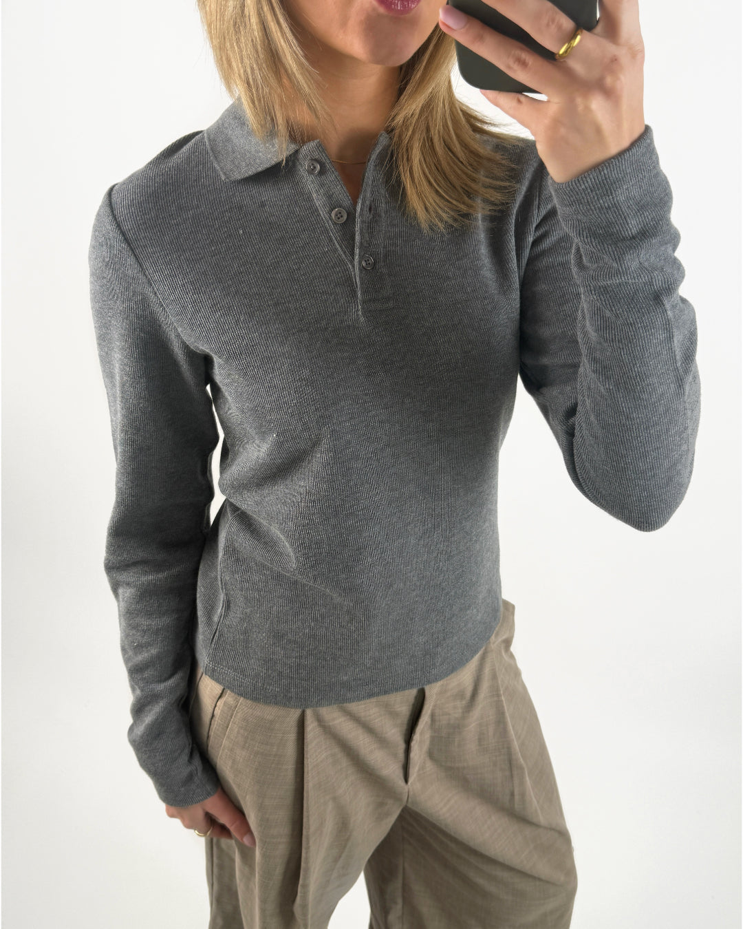 Modelbillede af grå OLIVIA polo bluse. Set forfra. Fra BySofieSønderby