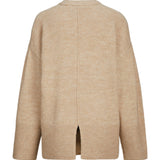 Beige sweater, set i en opretstående position, med ribbede kanter og en central søm bagpå, står mod en neutral hvid baggrund.