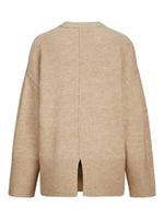 Beige sweater, set i en opretstående position, med ribbede kanter og en central søm bagpå, står mod en neutral hvid baggrund.