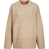 Beige striktrøje i et minimalistisk design hænger oprejst, med ribstrikkede manchetter og bund. Indvendigt mærke med teksten "JJXX" på lyserød baggrund.