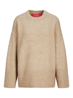 Beige striktrøje i et minimalistisk design hænger oprejst, med ribstrikkede manchetter og bund. Indvendigt mærke med teksten "JJXX" på lyserød baggrund.