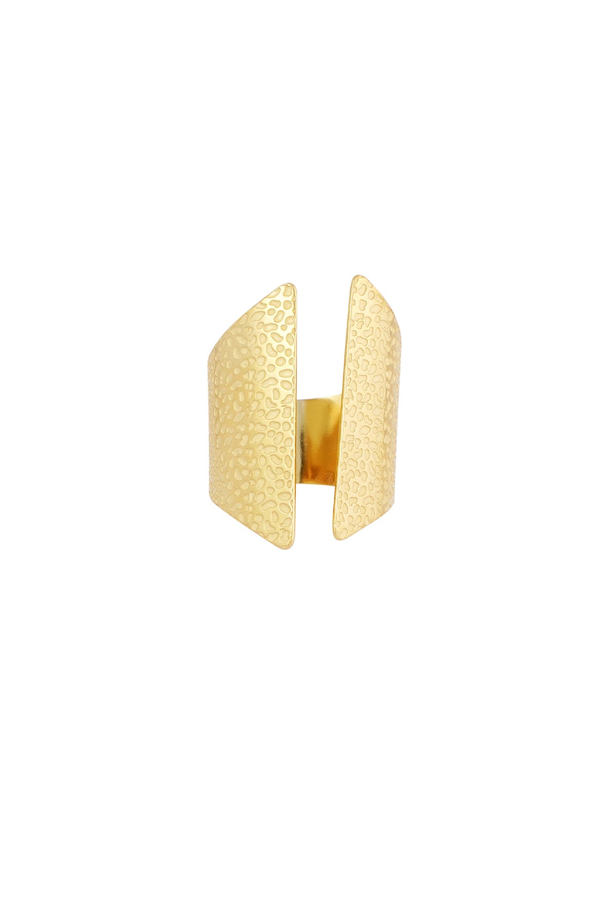 Guldring med tekstureret, bølget overflade, står oprejst mod en hvid baggrund. Ringskinnen er åbnet i midten og fremstår elegant med et unikt design.