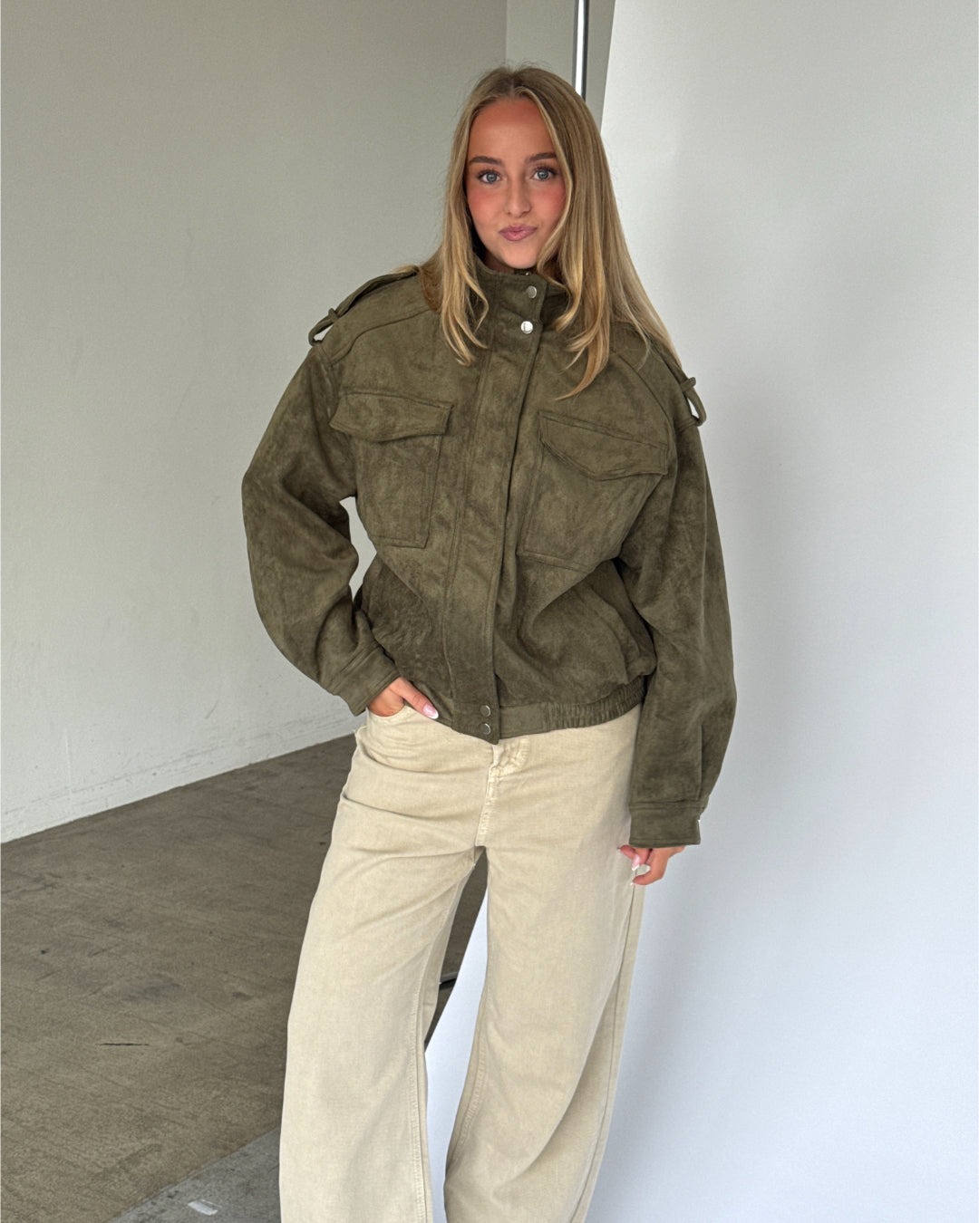 Modelbillede af PAISLEE jakke i grøn. Fra BySofieSønderby