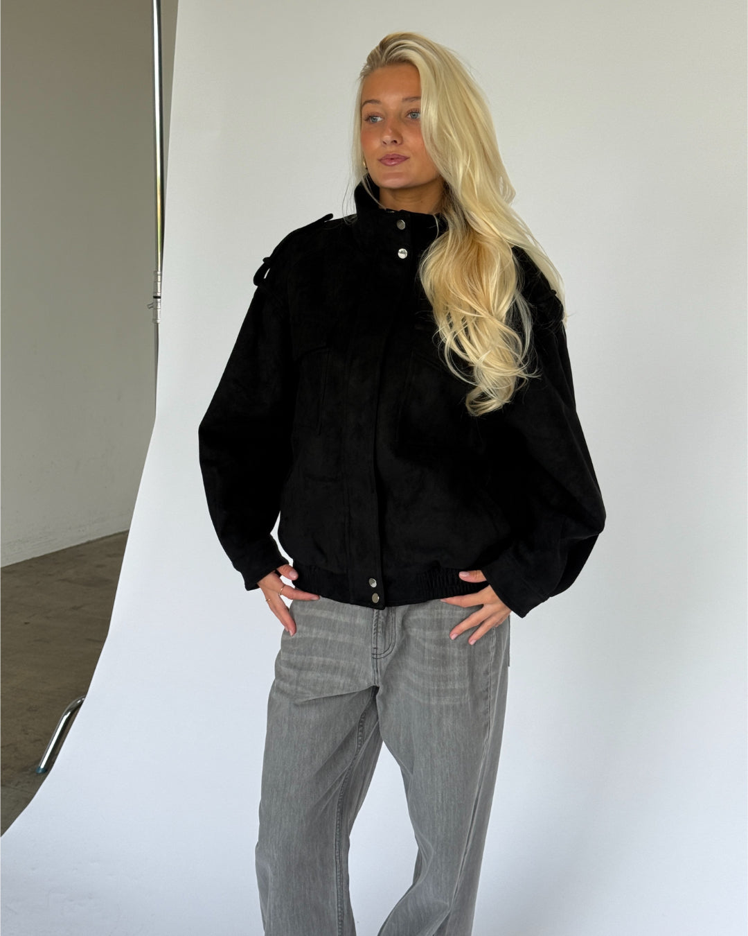 Modelbillede af PAISLEE jakke i sort. Fra BySofieSønderby