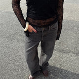 Modelfoto af pige i grå Palermo jeans og sort Zoya blondebluse. Alt er fra BySofieSønderby