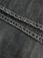 Detaljefoto af grå Palermo jeans. På hvid baggrund. Fra BySofieSønderby