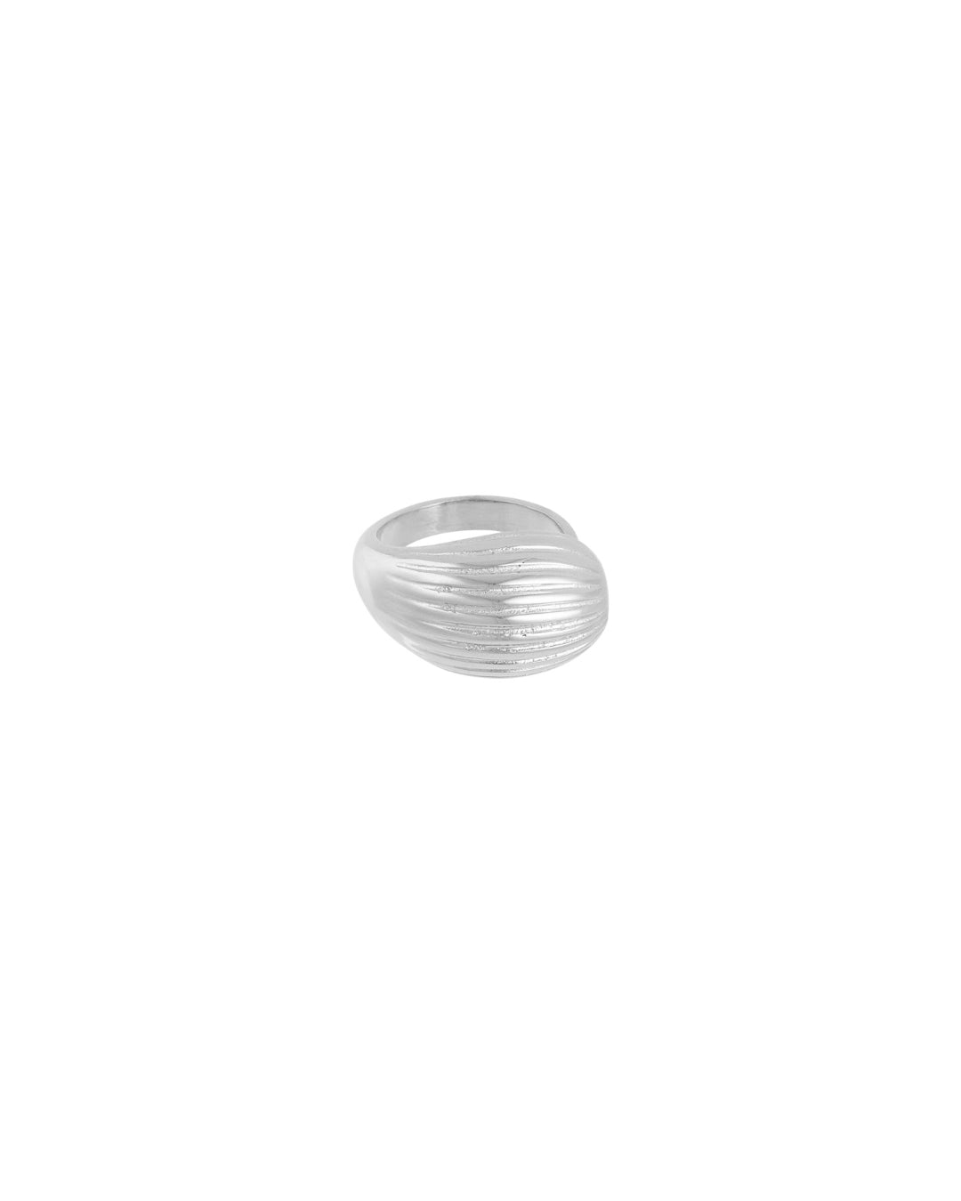 En sølvring med et mønstret, bølget design i midten ligger på en ren, hvid baggrund. Ringen er elegant og har en skinnende overflade.