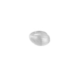 En sølvring med et mønstret, bølget design i midten ligger på en ren, hvid baggrund. Ringen er elegant og har en skinnende overflade.