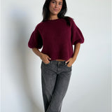 Modelfoto af pige i bordeaux Poppy strik t-shirt og grå Nanna jeans. Alt er fra BySofieSønderby
