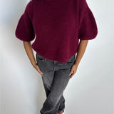 Modelfoto af pige i bordeaux Poppy strik t-shirt og grå Nanna jeans. Alt er fra BySofieSønderby
