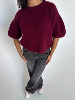 Modelfoto af pige i bordeaux Poppy strik t-shirt og grå Nanna jeans. Alt er fra BySofieSønderby