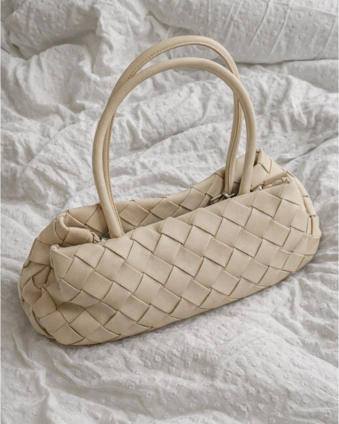 Stemningsbillede af beige RASMINE taske. Fra BySofieSønderby
