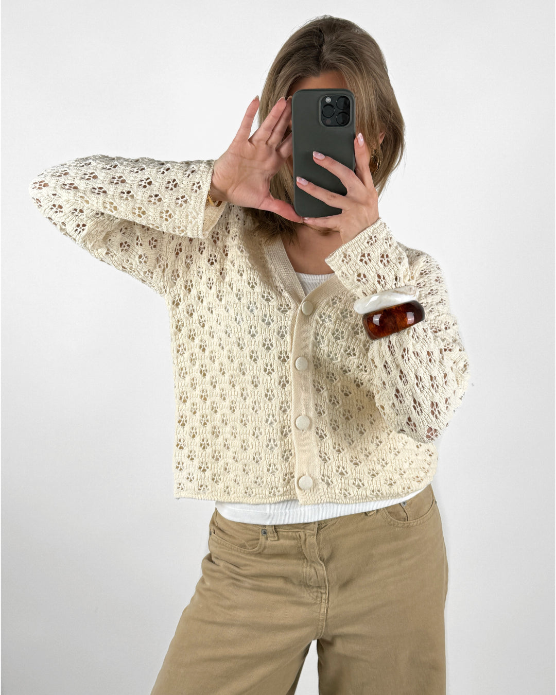 Stemningsbillede af pige der bærer en beige REIGN strik cardigan. Fra BySofieSønderby