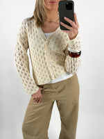 Stemningsbillede af pige der bærer en beige REIGN strik cardigan. Fra BySofieSønderby