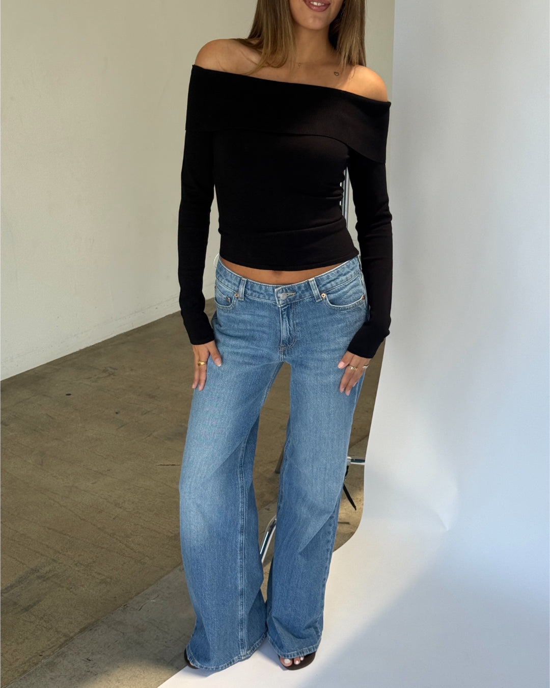 Modelbillede af sort REMI off shoulder top. Fra BySofieSønderby