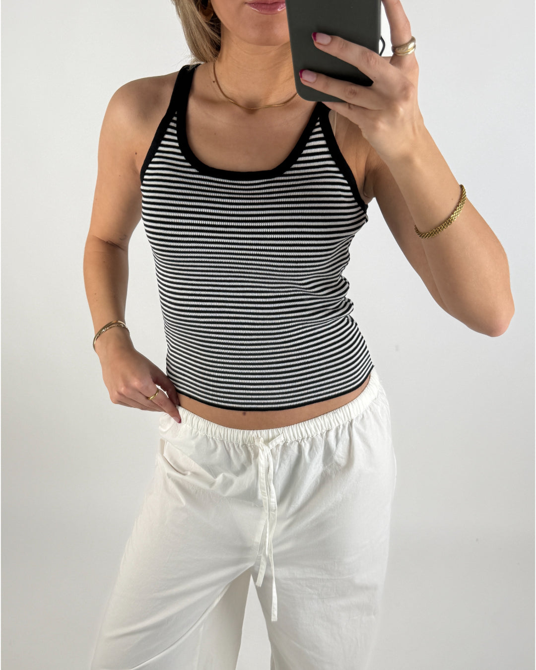 Modelbillede af sort IRENE top. Set forfra. Fra BySofieSønderby