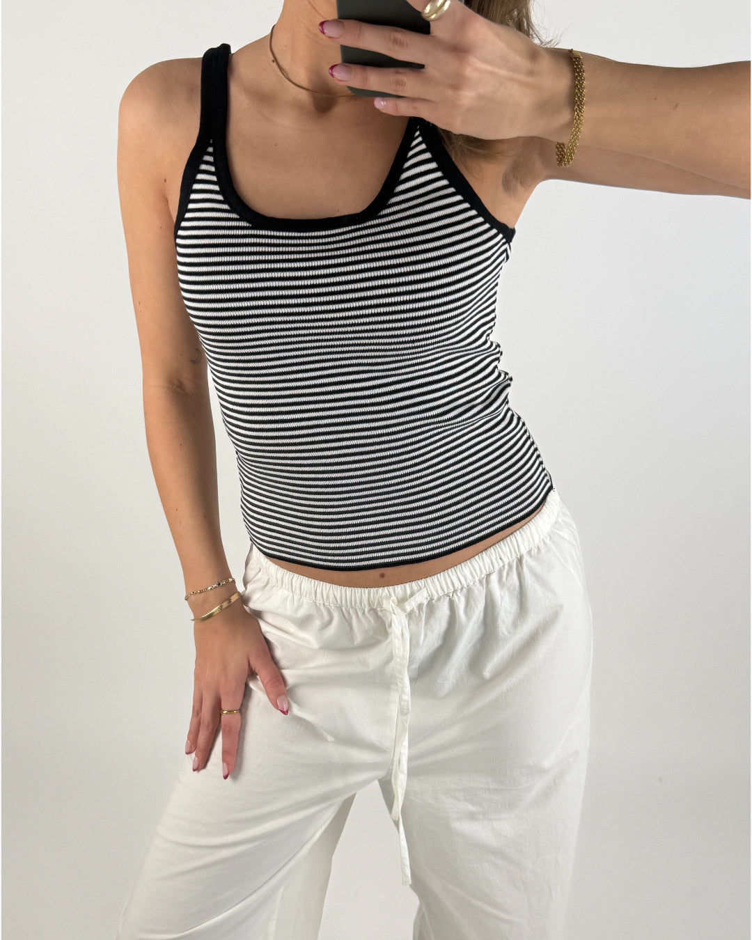 Modelbillede af sort IRENE top. Set forfra. Fra BySofieSønderby