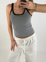 Modelbillede af sort IRENE top. Set forfra. Fra BySofieSønderby