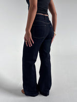 Modelfoto af pige der bærer mørkeblå Rome jeans. Alt fra BySofieSønderby