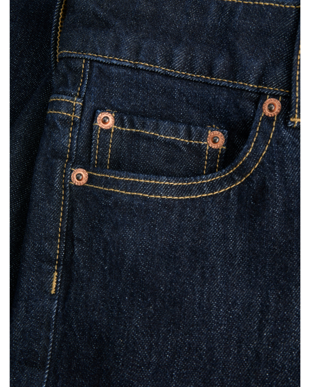 Detaljefoto af en lomme på en Rome jeans i mørk navy. Baggrund er hvid. Fra By Sofie Sønderby