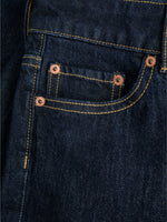 Detaljefoto af en lomme på en Rome jeans i mørk navy. Baggrund er hvid. Fra By Sofie Sønderby