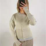 Stemningsbillede af pige der bærer en beige farvet RORY cardigan. Fra BySofieSønderby