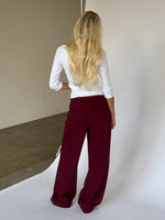 Modelbillede af ROSIE jeans i bordeaux. Fra BySofieSønderby