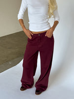 Modelbillede af ROSIE jeans i bordeaux. Fra BySofieSønderby