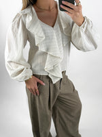 Modelbillede af hvid ROYA bluse. Set forfra. Fra BySofieSønderby