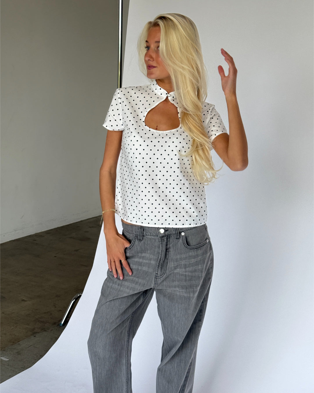Modelbillede af SABRINA top i prikket hvid-sort. Fra BySofieSønderby
