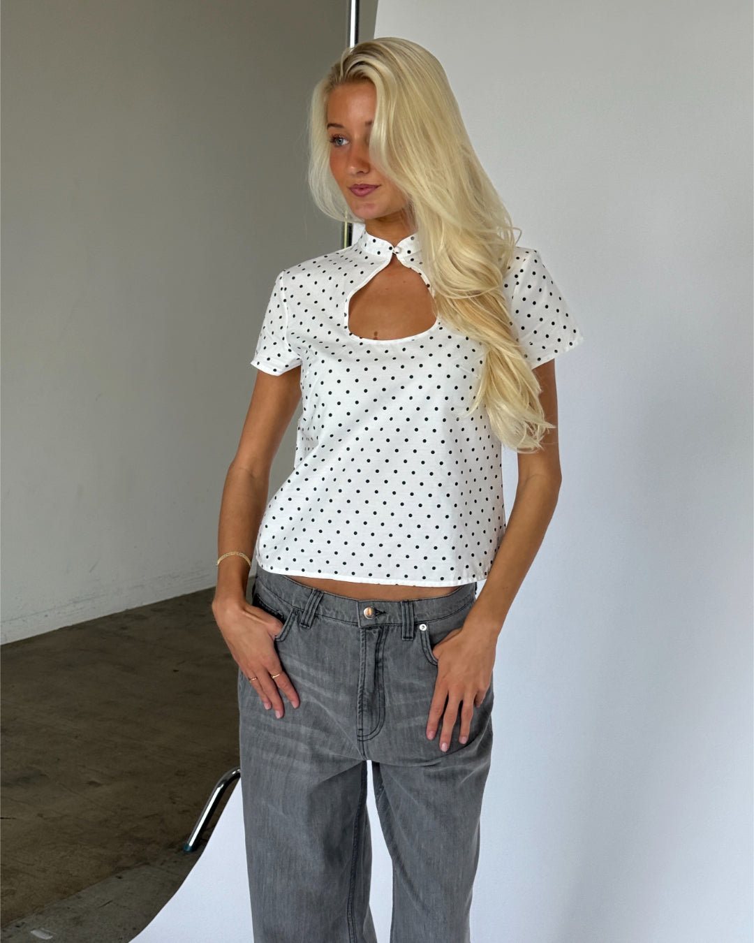 Modelbillede af SABRINA top i prikket hvid-sort. Fra BySofieSønderby