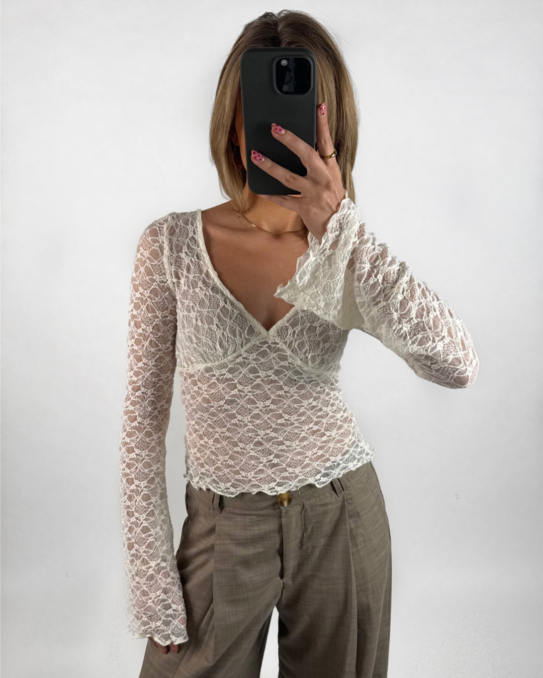 Modelbillede af cremefarvet SAFIRA blondebluse. Set forfra. Fra BySofieSønderby